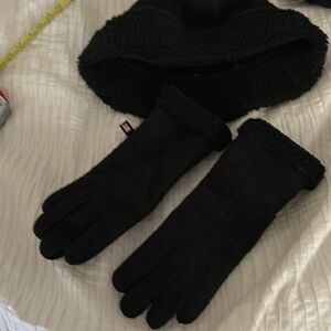 POLO JEANS COMPANY. SUEDE WITH FLEECE LINING GLOVES & MATCHING HAT. NEW!